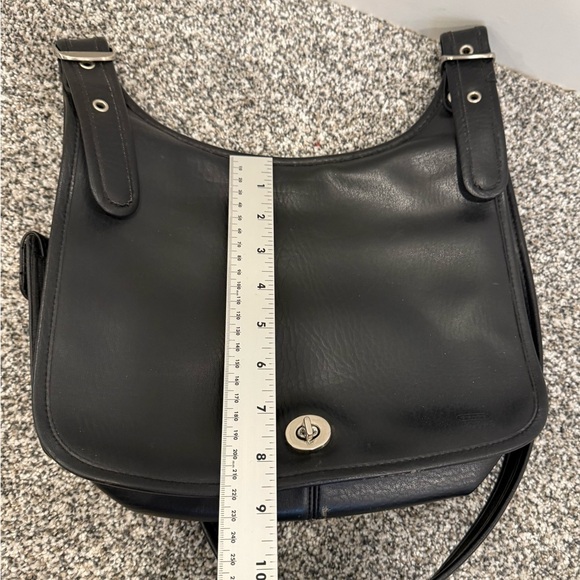 Vintage Coach 90’s Black Leather Turnlock Minimalist Timeless Chic Shoulder Bag - Picture 10 of 12